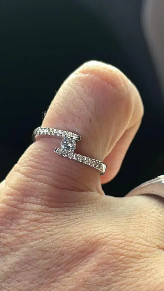 Berlian ( diamond ) natural