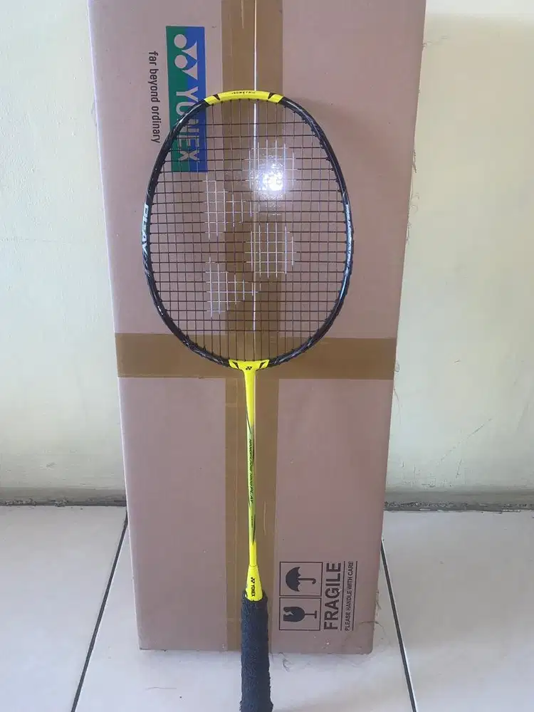 YONEX Badminton Frame Nanoflare 1000 PLAY (4UG5) + instal senar