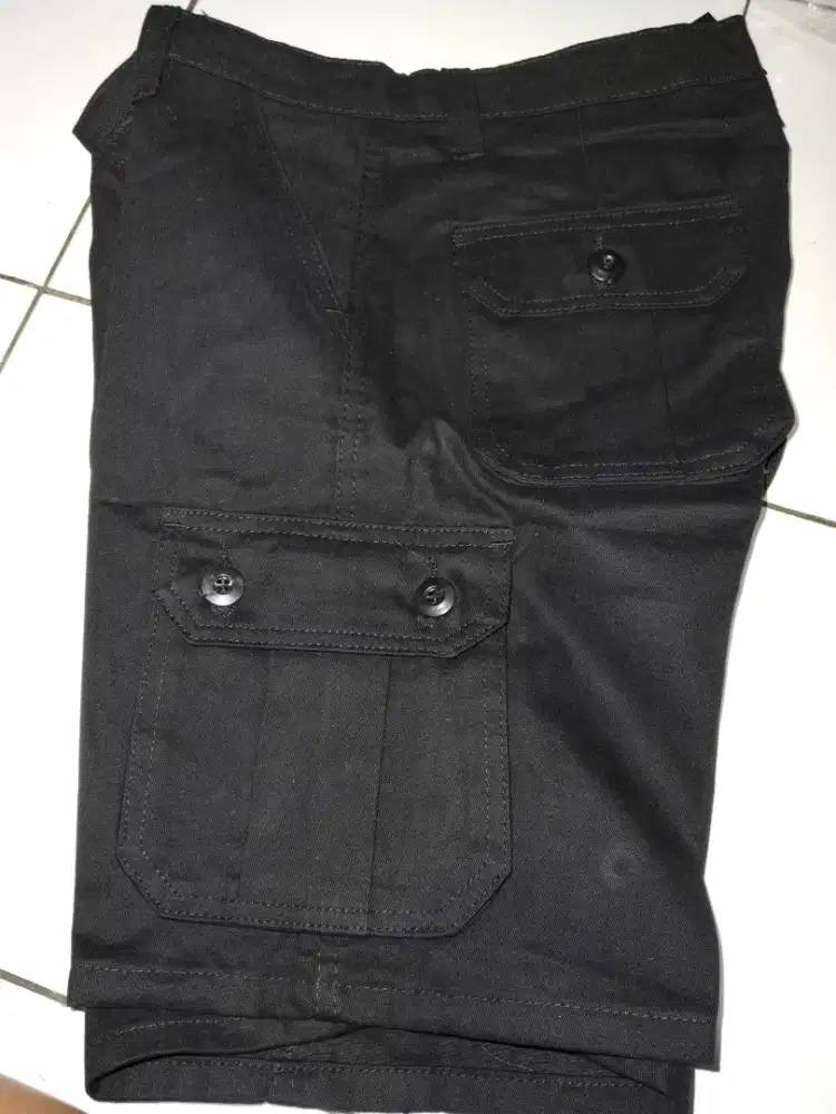 Celana cargo pendek hitam