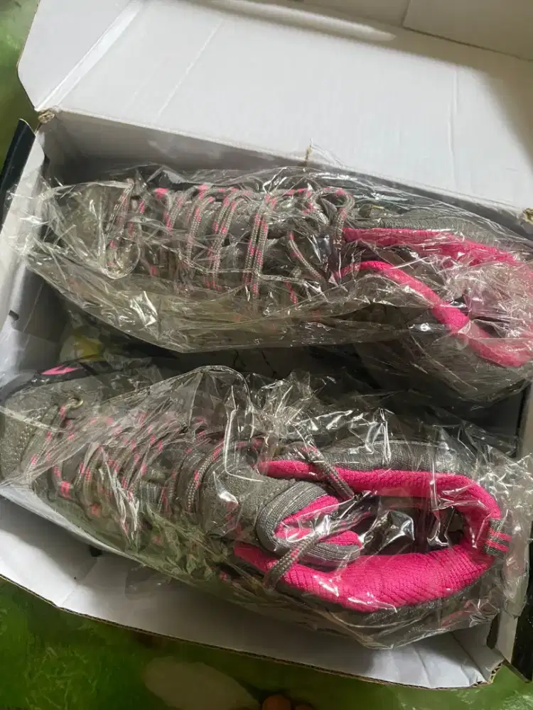 Sepatu gunung wanita