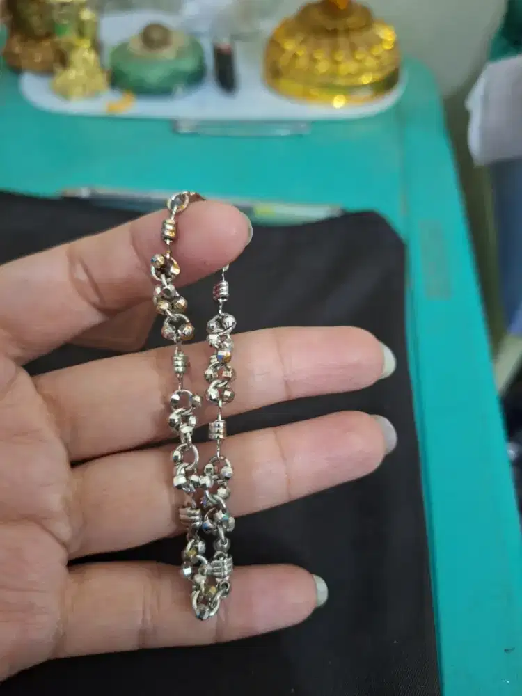 Gelang rantai dengan 
Manik-manik warna silver 
Limited edition 
Baran