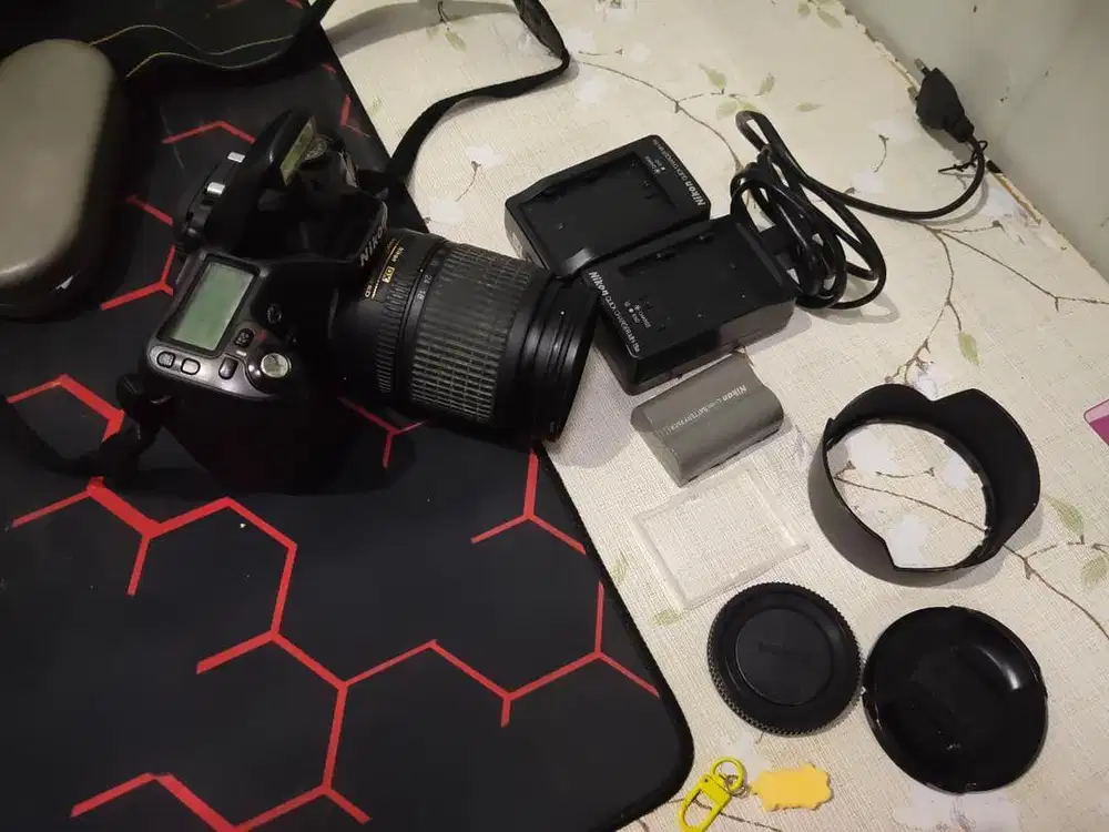 Nikon D80 + Lensa DX AF-S Nikkor 18-135 mm