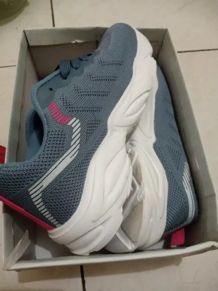 Sepatu lari bekas sprti baru