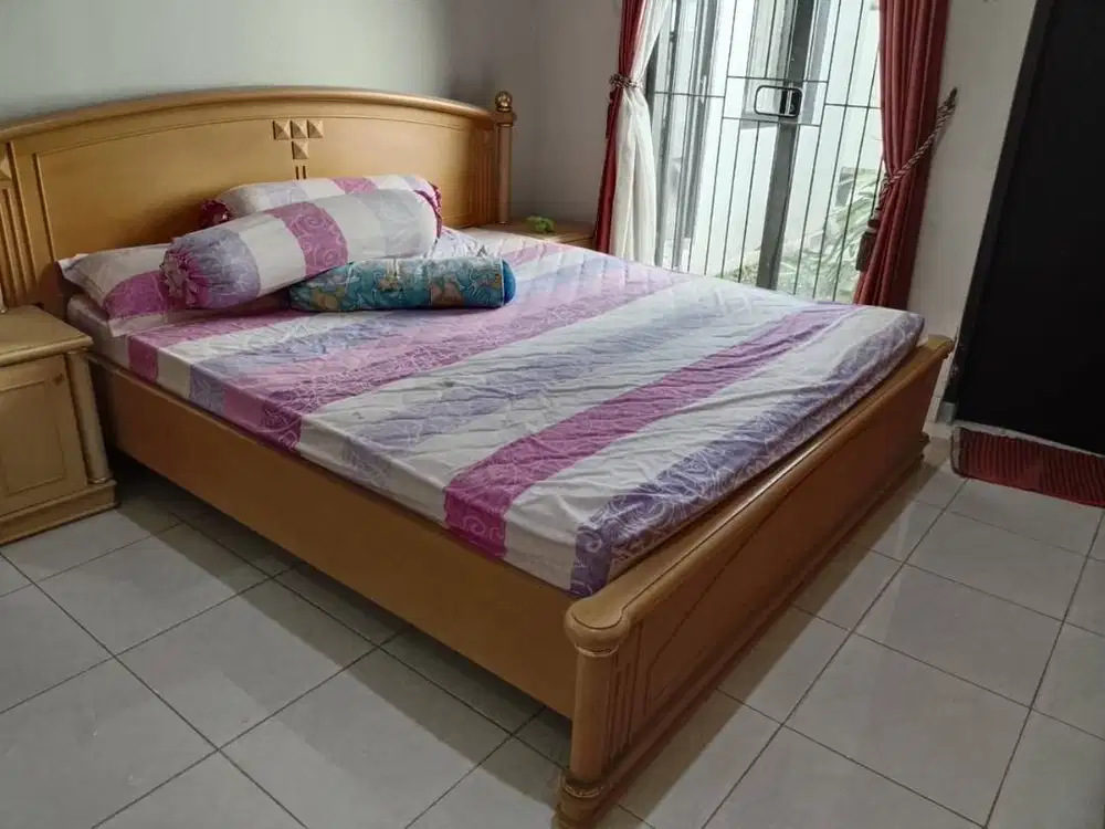 Dijual Spring Bed Full Set merk American (termasuk dipan dan nakas)