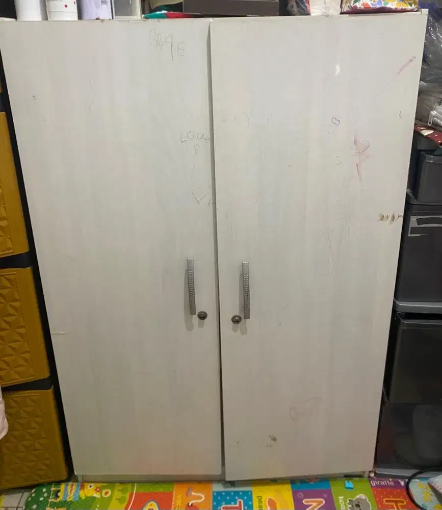 Lemari second / lemari bekas