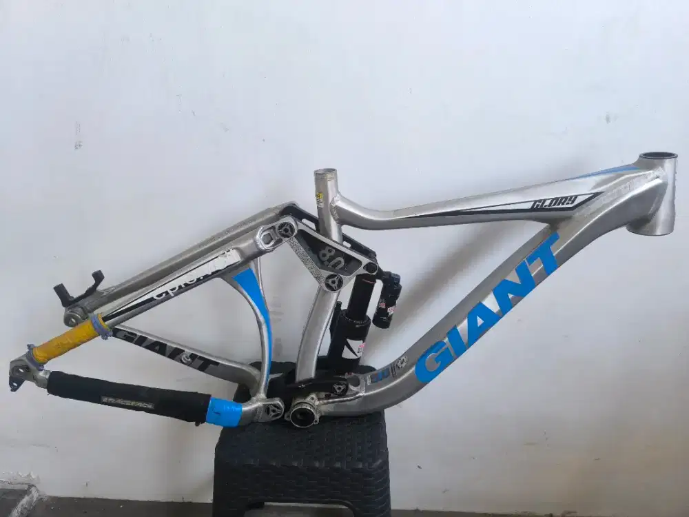 Sepeda gunung downhill giant glory