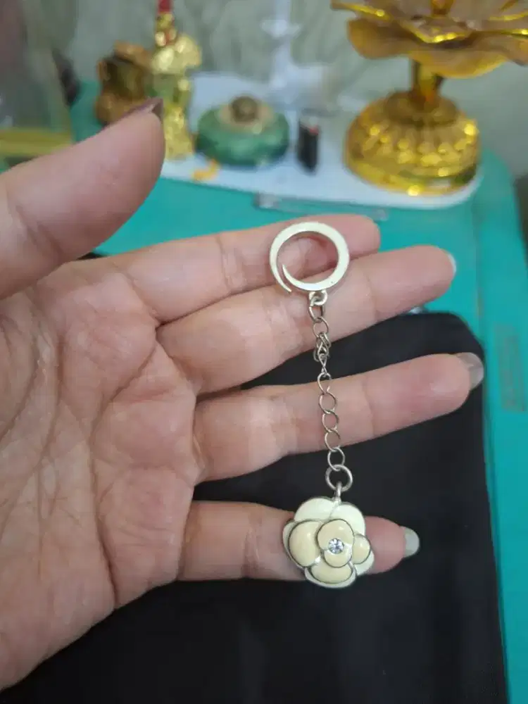 Gatungan kunci 
Berbentuk bunga warna 
Krem aksesoris kunci 
Limited e