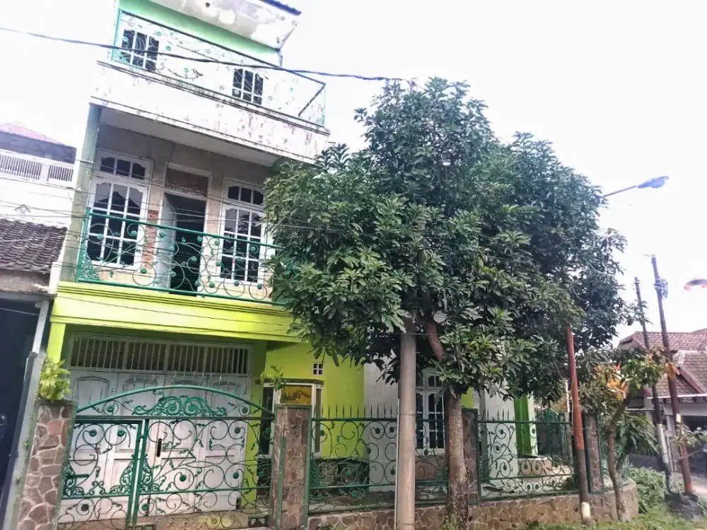 Rumah 3 lantai 8KT di Jl. Saxophone dekat Soehat Malang