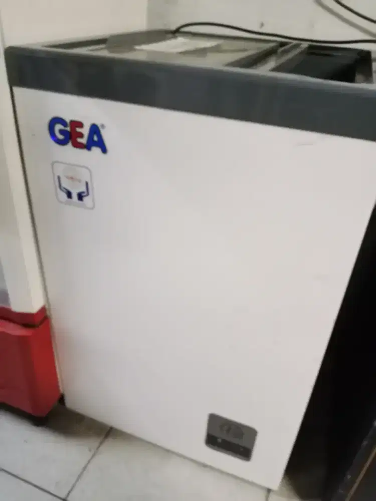 Frezzer rumhanan 100L Merek GEA