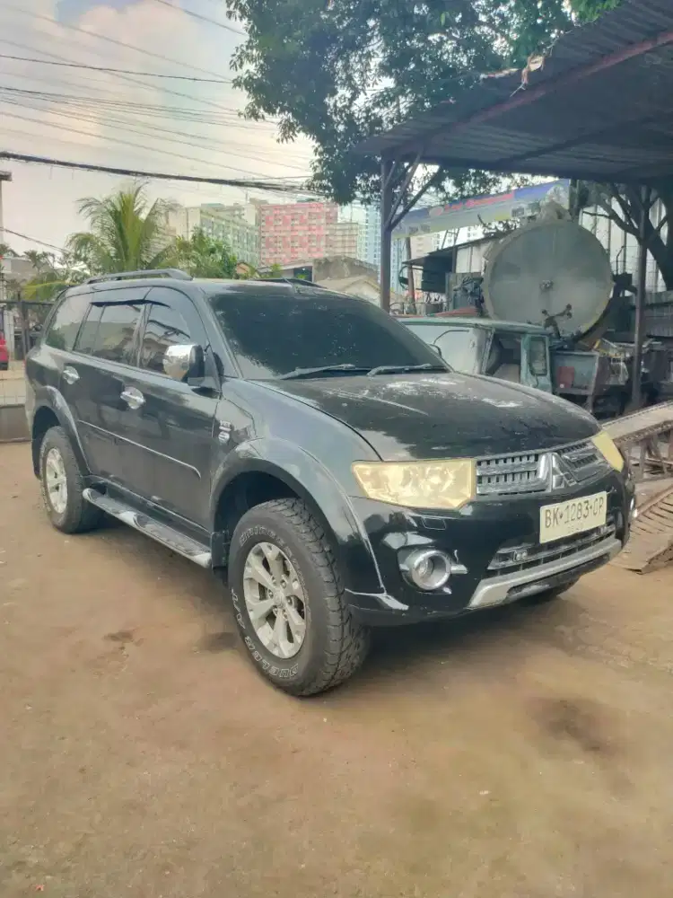 Mitsubishi Pajero sport Dakar 4x4 th 2014 hitam
