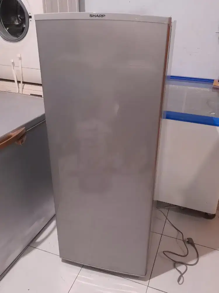 Freezer Berdiri merek SHARP 8 Rak