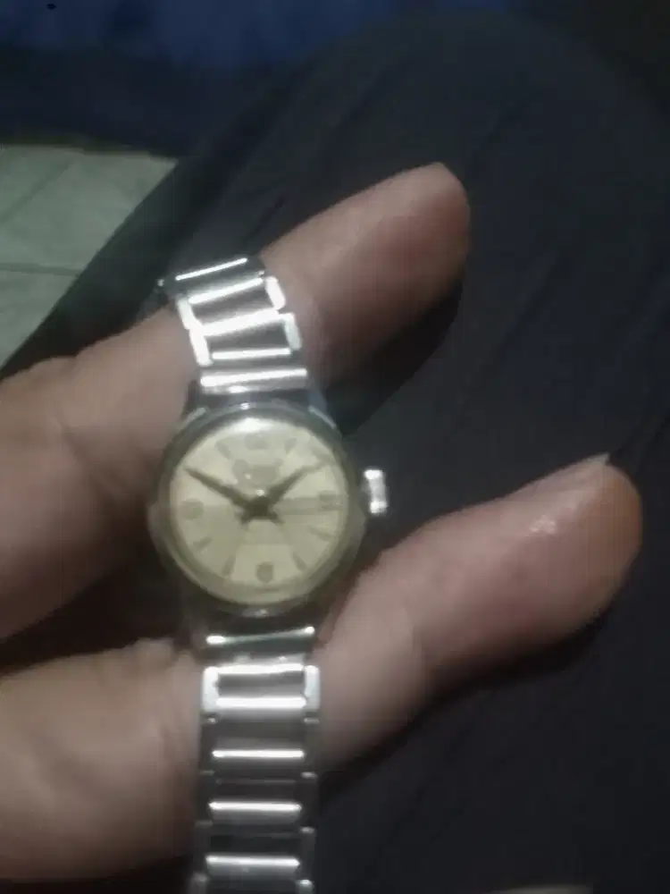 Jam tangan ogival manual