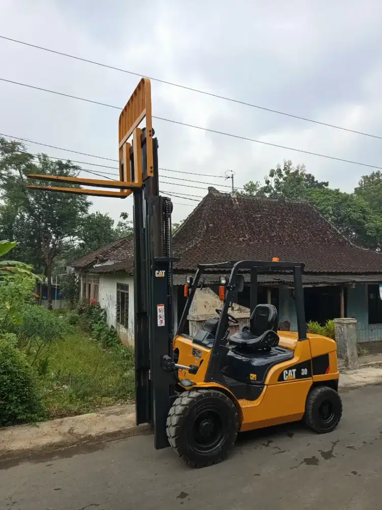 Forklift 3 Ton Caterpillar siap kerja istimewa