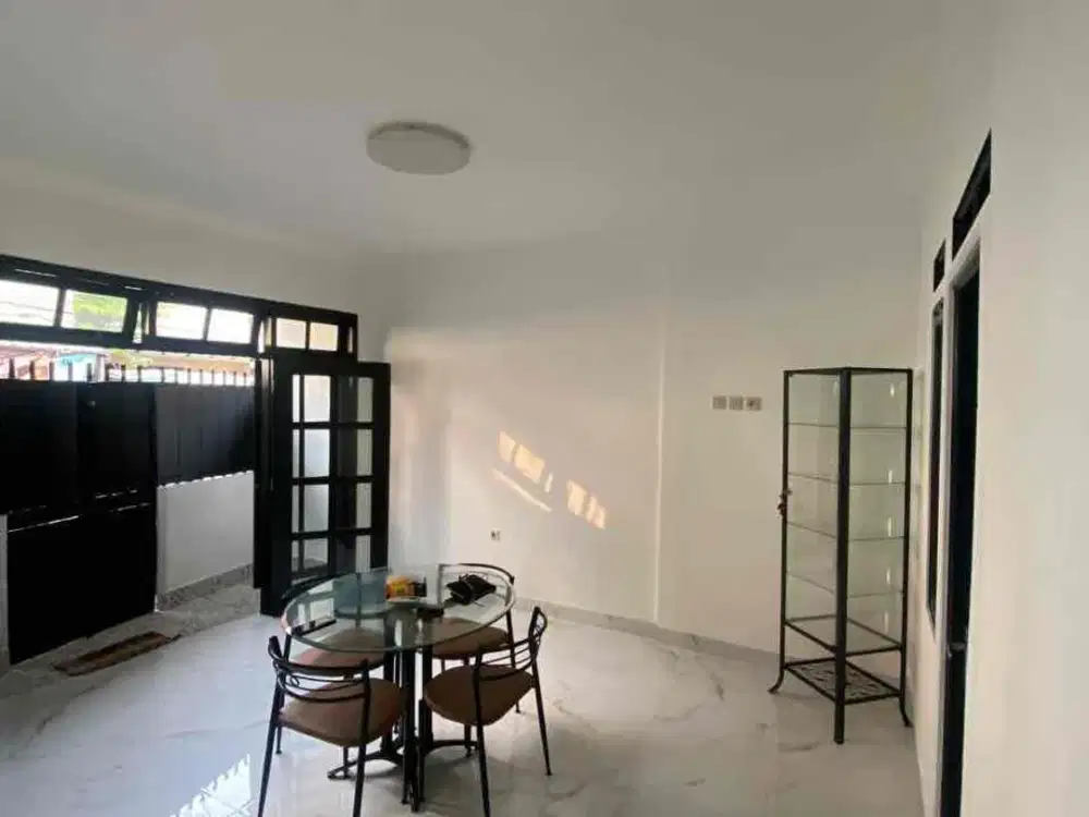 Dijual Rumah Bagus 3 Lantai di Petojo Row Jalan 2 Mobil