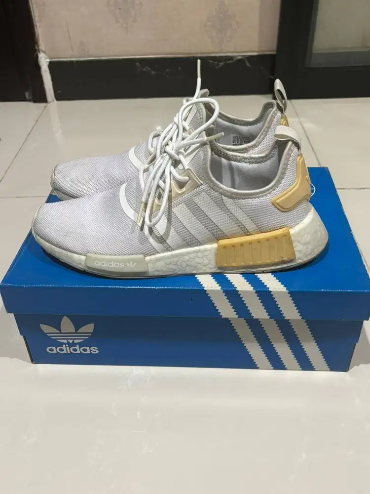 SEPATU ADIDAS NMD R1 PRIME BLUE (PUTIH) (BEKAS) (SECOND) (43 1/3)