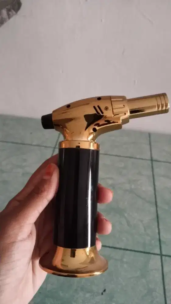 Pematik korek api untuk bakar dupa