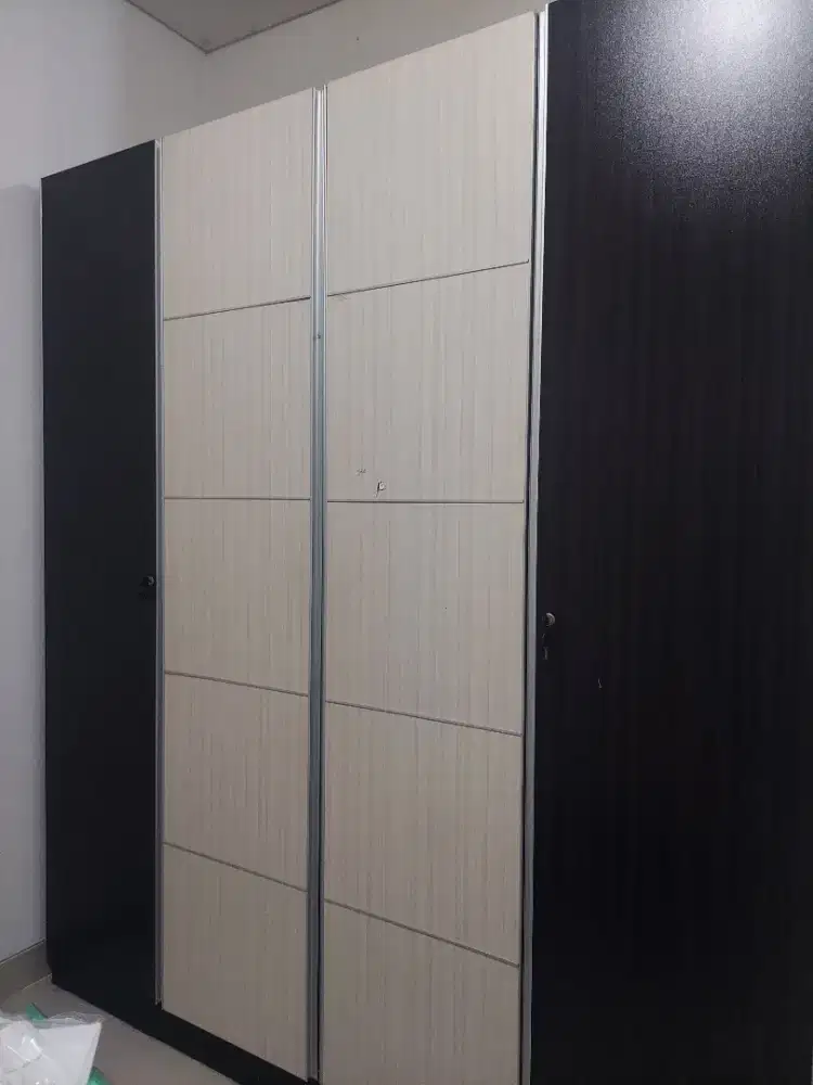 Dijual lemari baju 4 pintu