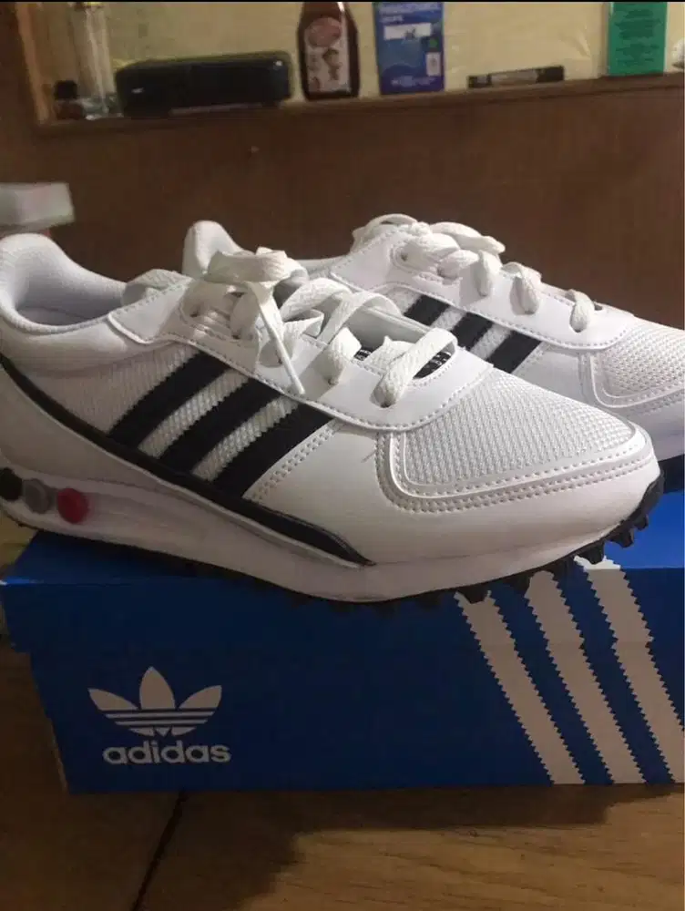 Sepatu Adidas LA Trainer