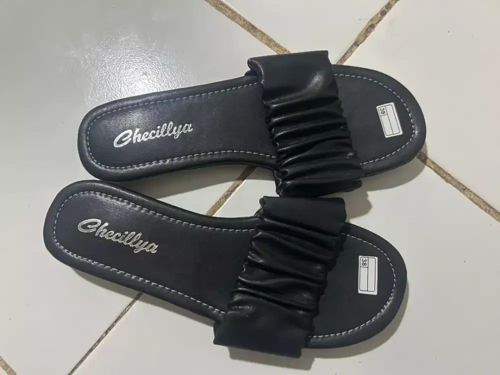 Sendal dan tas wanita hitam glossy