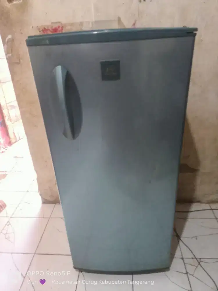 Dijual kulkas Polytron 1pintu rak lengkap body aman beku dingin