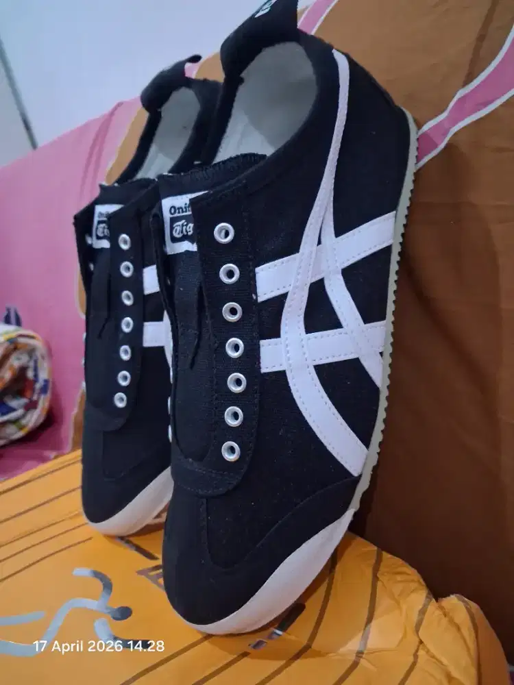 Sale...Onitsuka Tiger Black White
Size 42