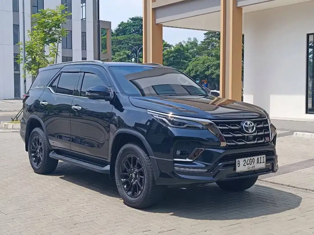Fortuner 2.8 VRZ GR AT 2024 Pajak Panjang Low KM Mulus Siap Pakai