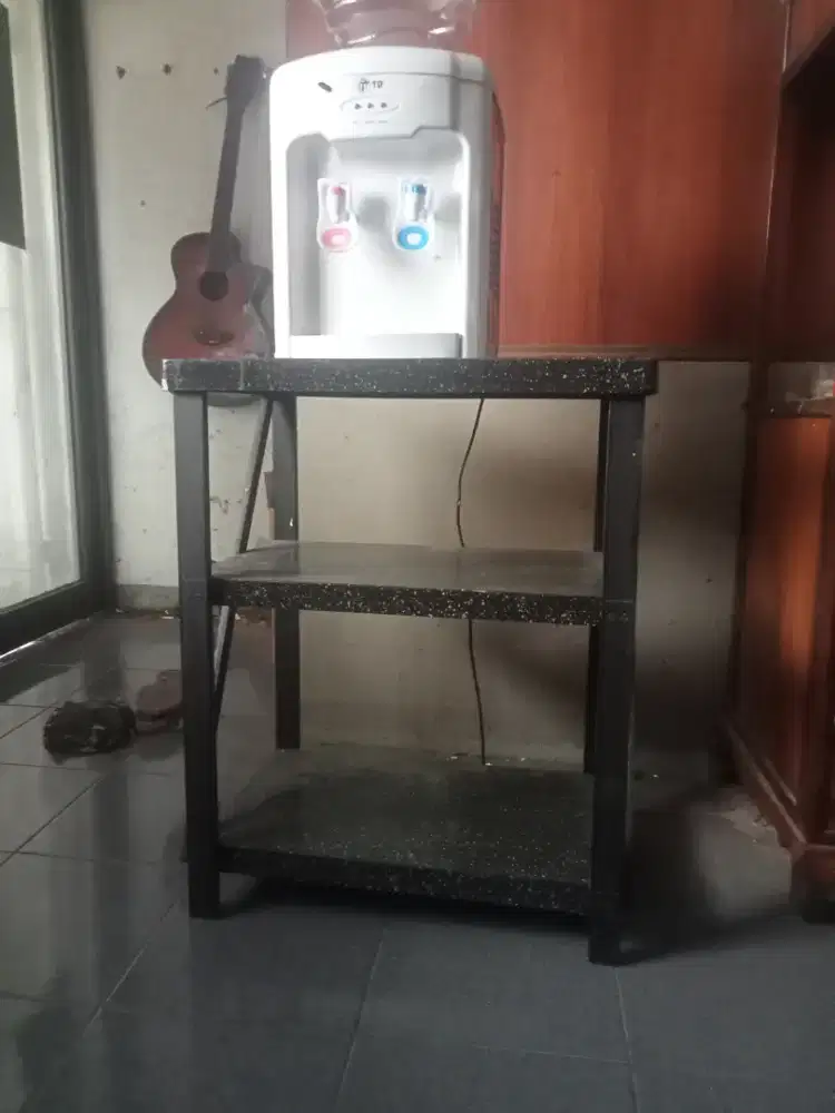 Meja dan dispenser