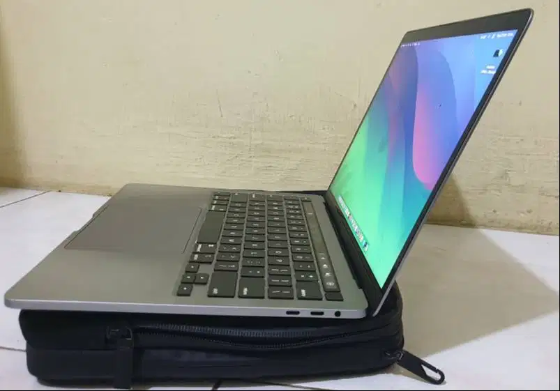 MacBook Pro Touchbar 4 USB SSD 512 RAM 16 Mulus Nominus Bonus TasBagus