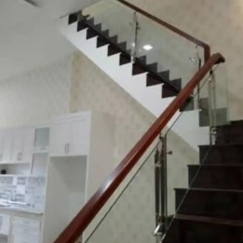 Railing tangga kaca pegangan kayu