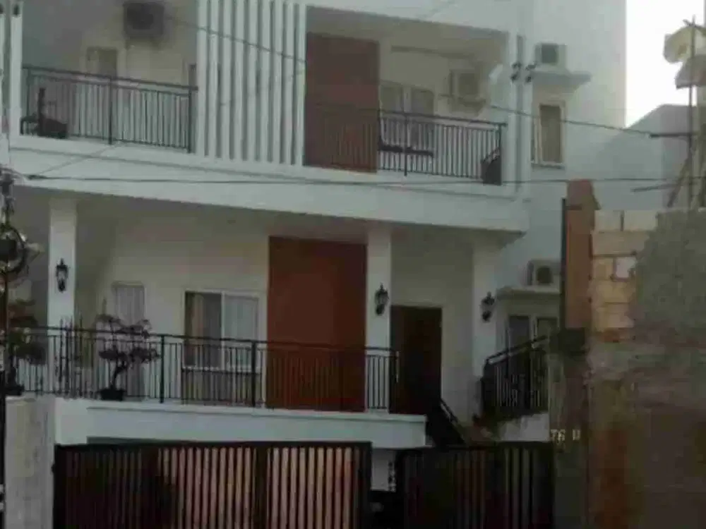 Dijual rumah 3,5 lantai harga 1,8 M nego di Cinere