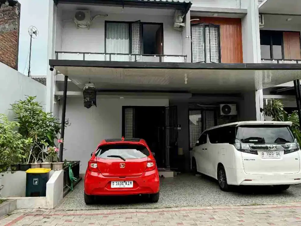 RUMAH MEWAH 2 LANTAI UNIT POJOK FULL FURNISHED DALAM PERUMAHAN DI BANGUNTAPAN BANTUL
