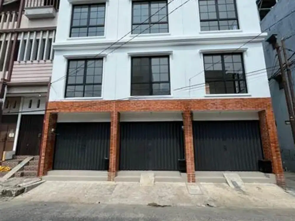 Strategis Sewa Ruko 4Lt. Unfurnished di Pademangan Jakarta Utara Fasilitas 4 Kamar Mandi, Rooftop Dekat ke Mangga Dua Square, Ancol & Tol