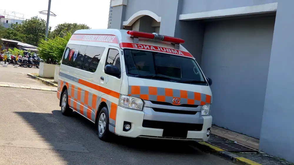[ LOW KM ] Toyota Hiace Commuter Ambulance 2.5 Diesel MT 2016/2017