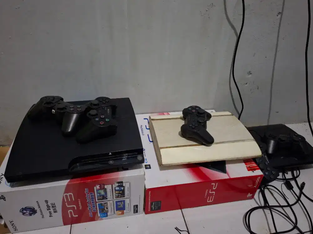 PS 3 slim dan super slim 
1 Slim. 120 gb
2 Superslim 250 gb