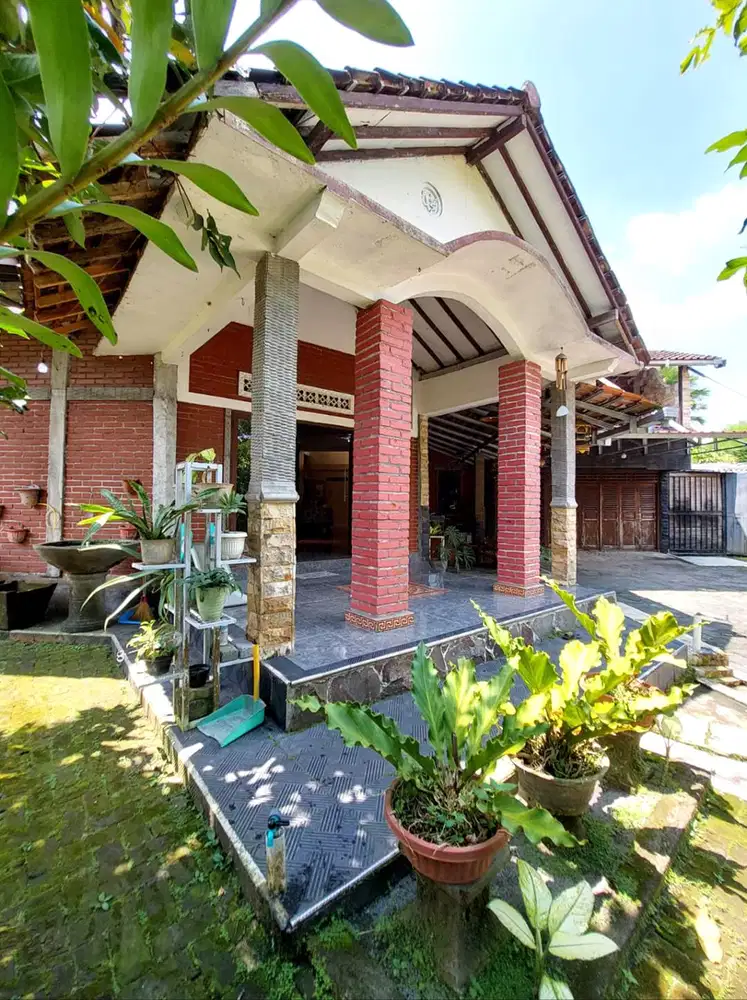 Rumah Halaman Luas dekat Kopi Klotok Jalan Kaliurang