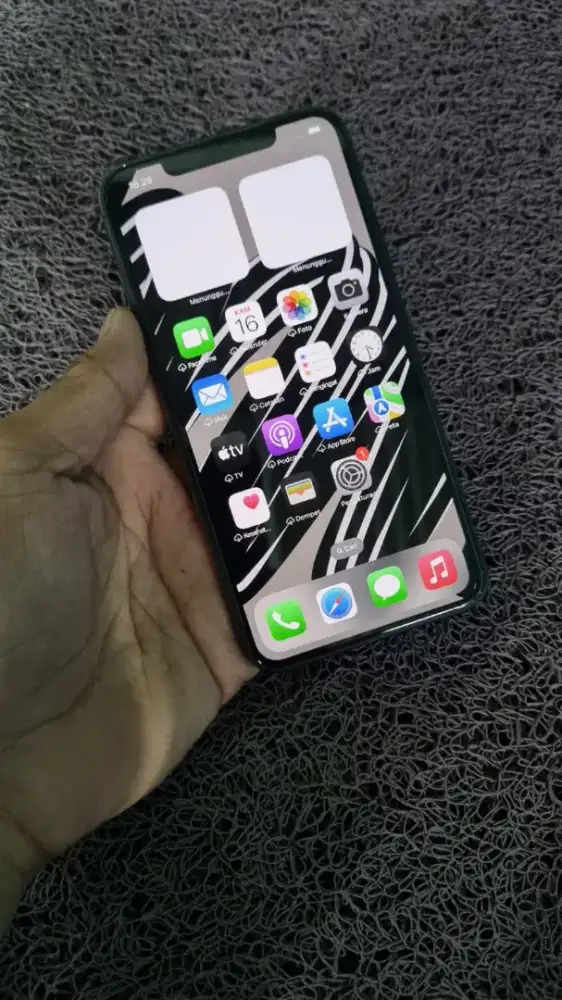 I-Phone 11 pro max 64 gb mulus all operator dimain aman HP charger