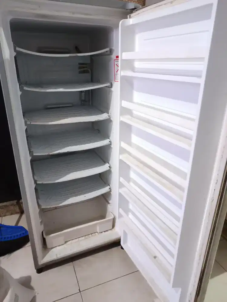 Di jual kulkas freezer merk AQUA