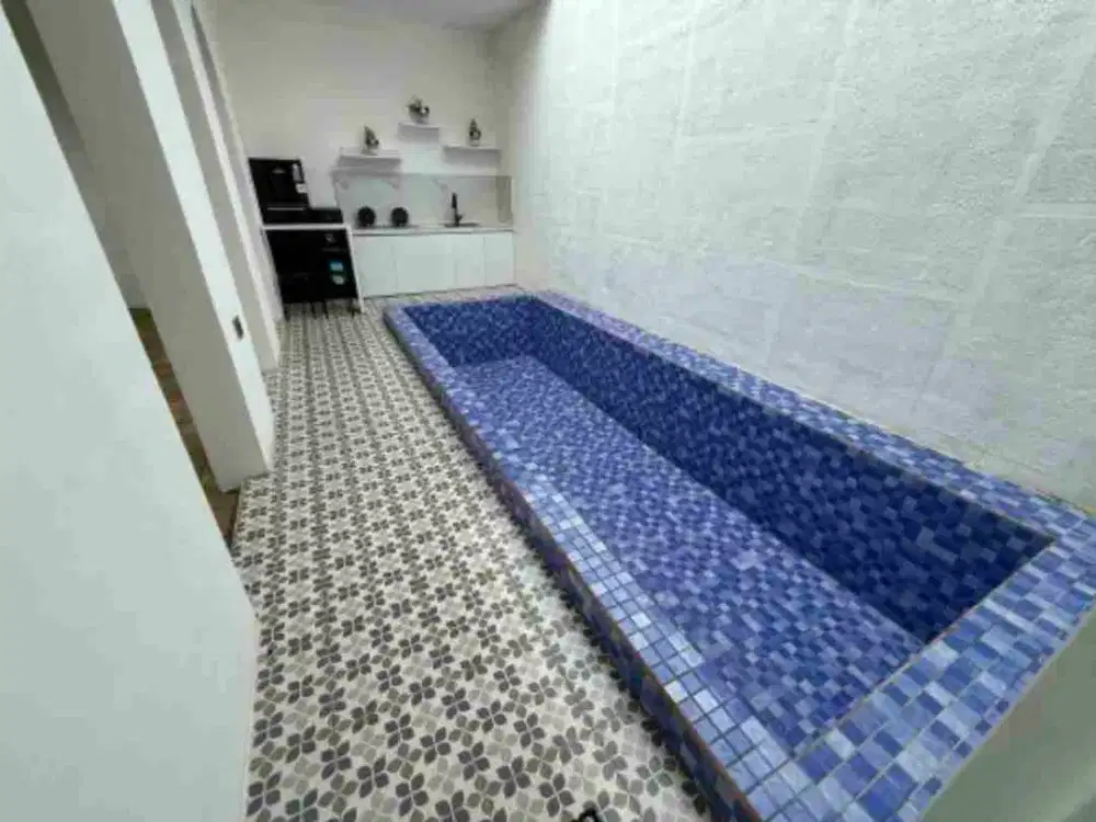 villa murah butuh uang segera ada kolam renang bonus furniture di batu hanya 1 menit wisata museum angkut dan 3 menit jatim park lokasi di jl abdul gani atas dekat hotel aston BU SEGERA