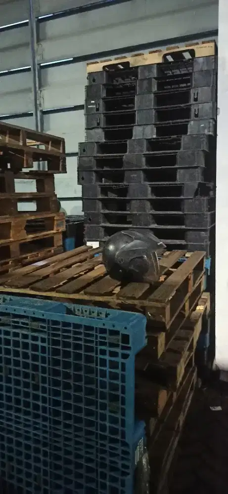 Palet kayu dan plastik