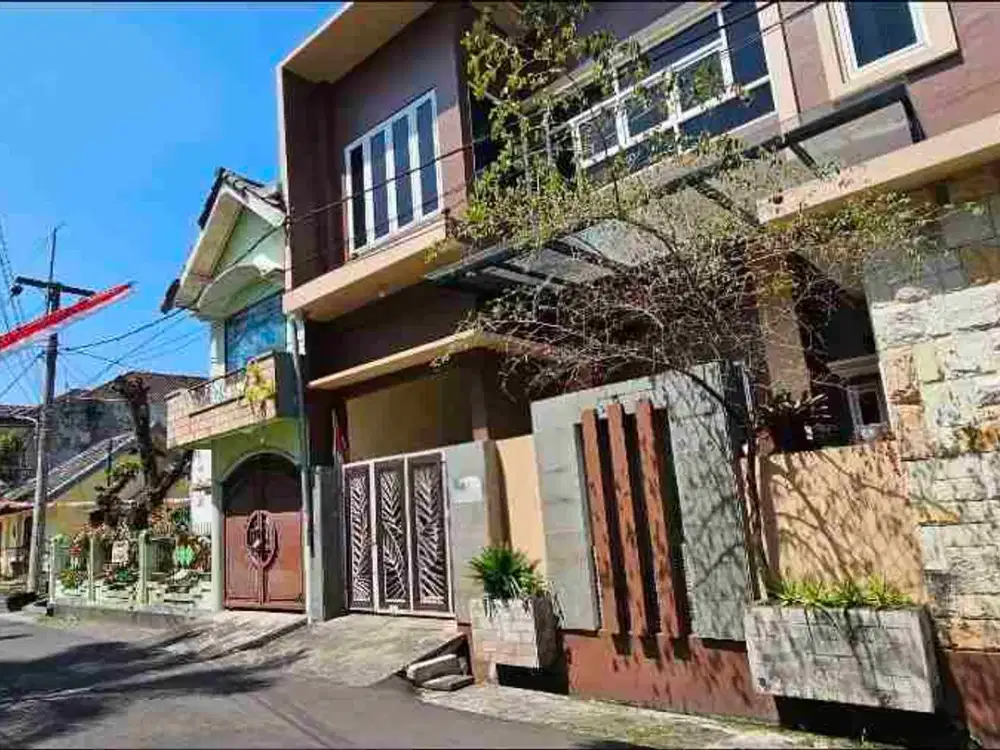 rumah mewah 2 lt di bunga merak hanya 300 m dari kampus UB BRAWIJAYA Dan poltek polinema dekat bunga andong pinang merah dewandaru. BU SEGERA