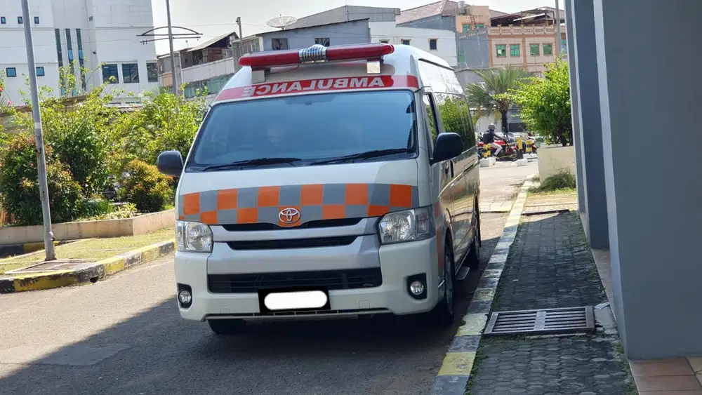 Km 9rb toyota hiace commuter ambulance manual 2016 pakai 2017 putih