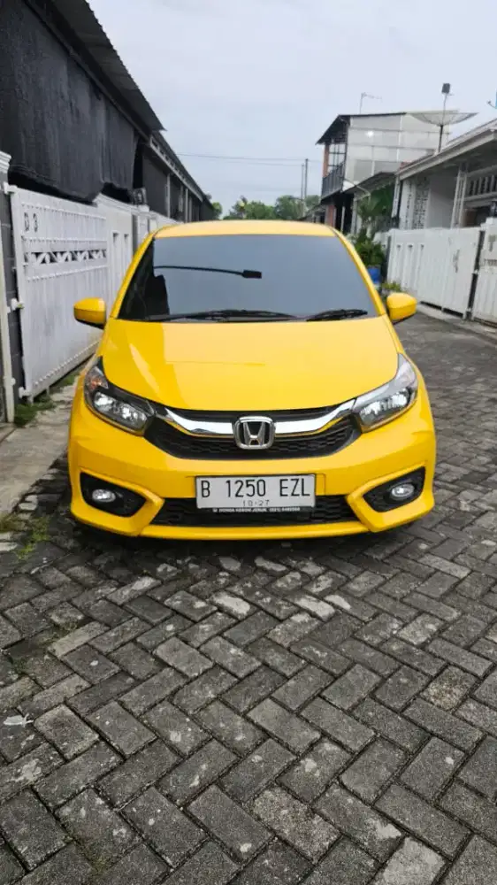 Mobil Brio kuning