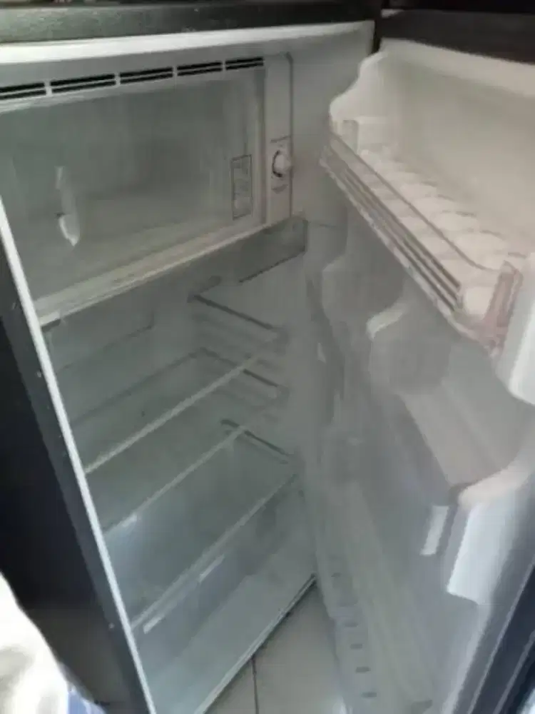Di jual kulkas sharp 1 pintu bekas