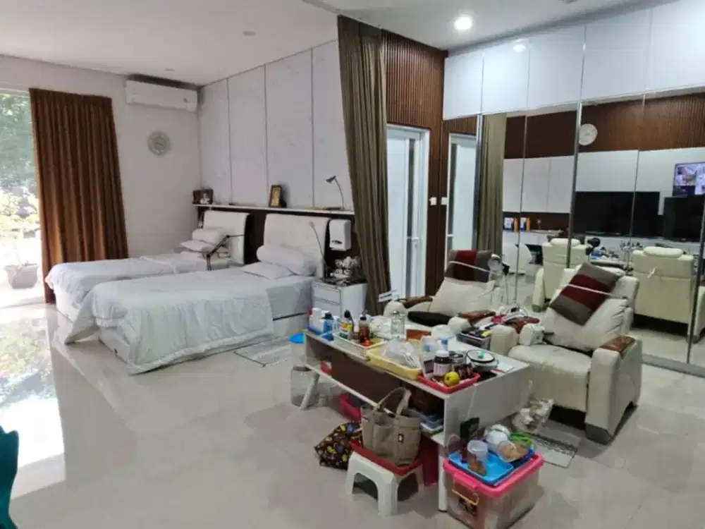 RUMAH BARU 3 LANTAI DENGAN LIFT DI JANUR HIJAU – KELAPA GADING