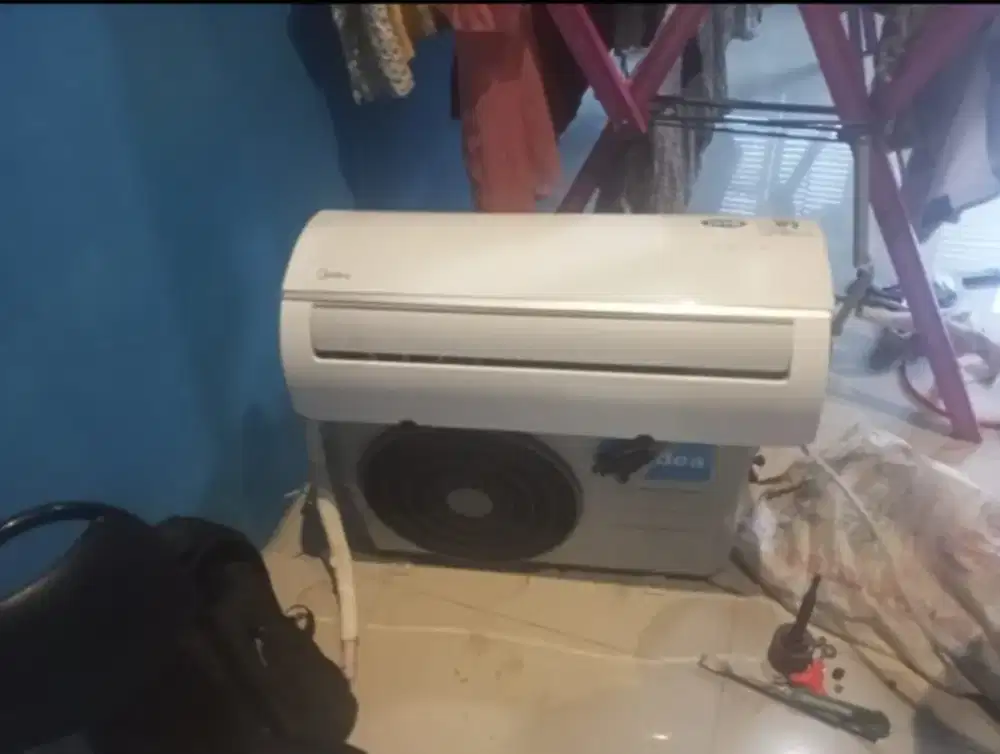 AC midea 1/2pk + pasang