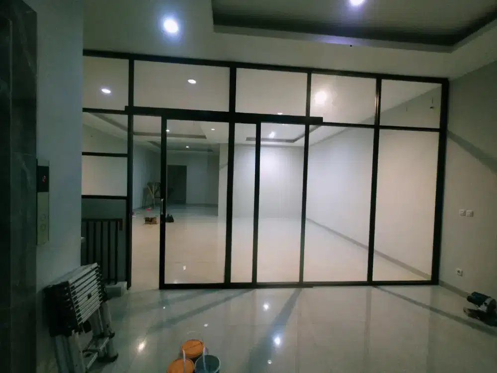 Tukang aluminium dan kaca