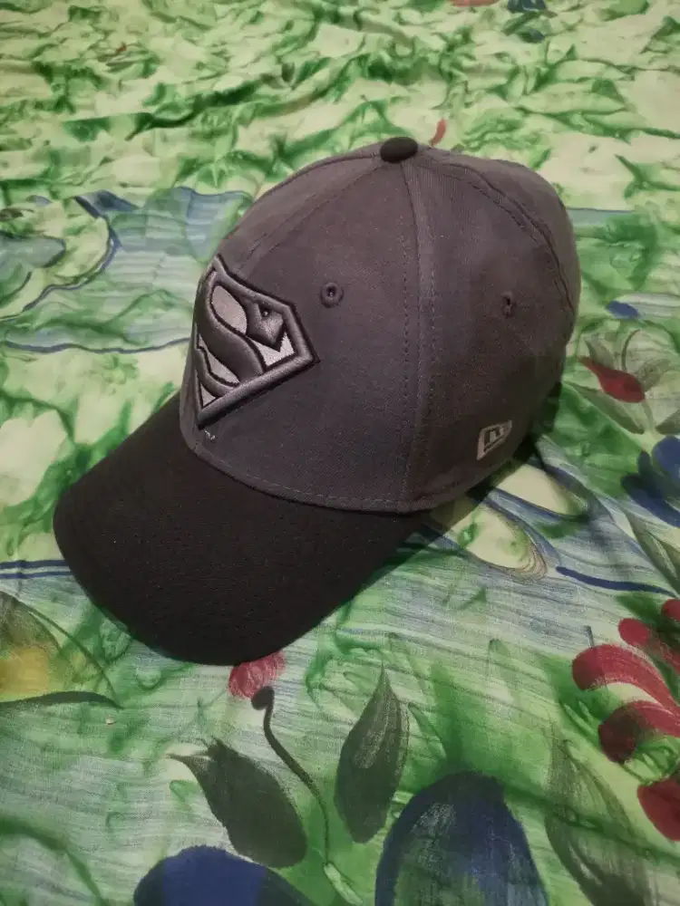 Topi SUPERMAN/ Abu Hitam/ NEW ERA/ Lingkar Kepala 57-60 cm (ORIGINAL)
