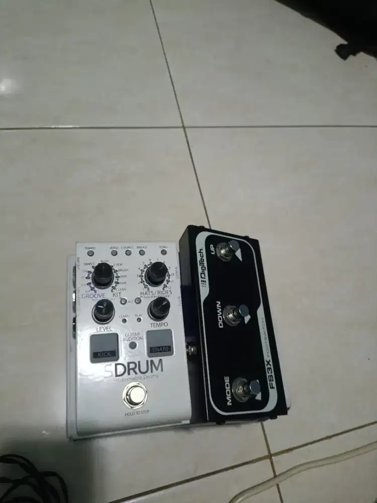 DigiTech SDRUM Auto-drummer pedal stombox + DigiTech FS3X Footswitch