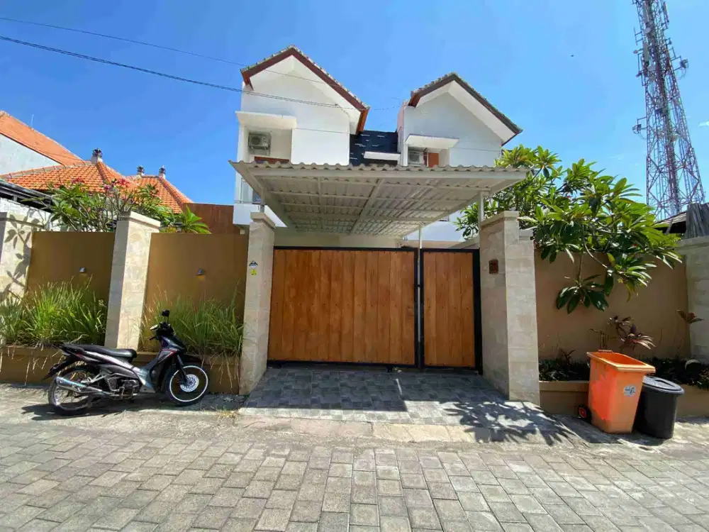 DISEWAKAN RUMAH CANTIK SIAP HUNI FURNISHED DI JALAN WIRASATYA DEKAT PANTAI SANUR