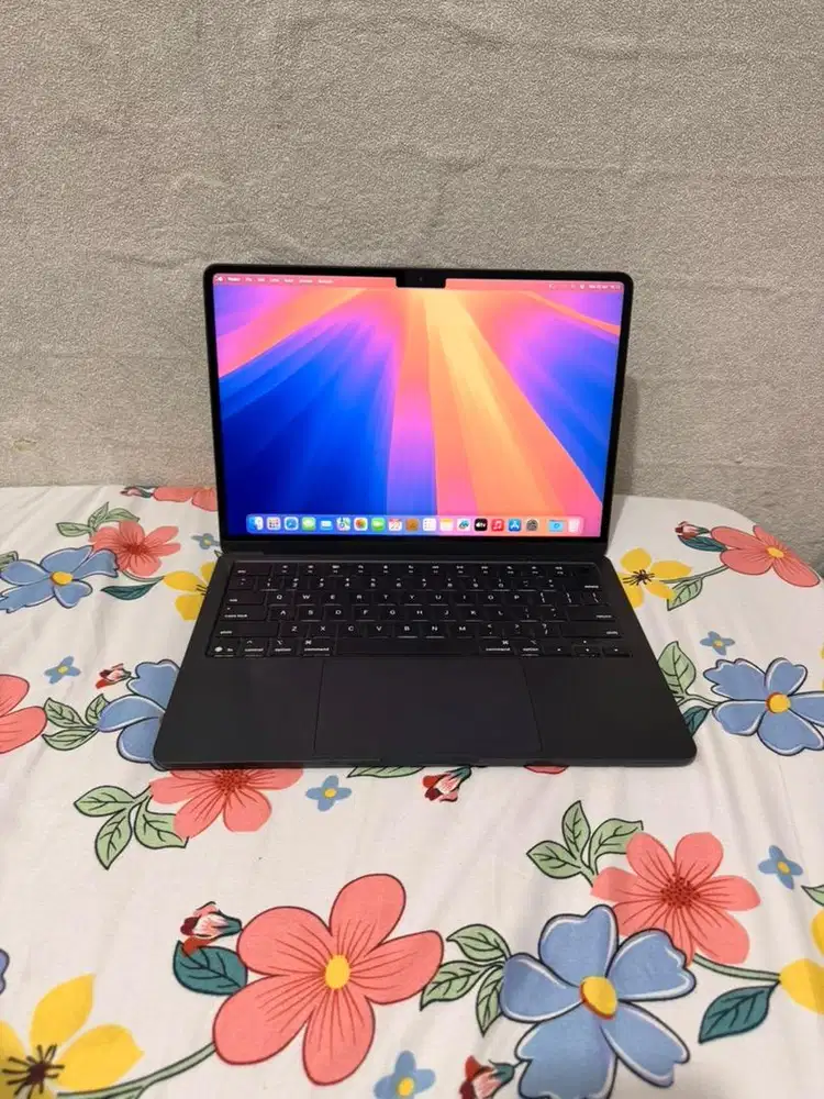 Macbook air m4 16/256gb ibox mulus 1000% seperti baru garansi fullset